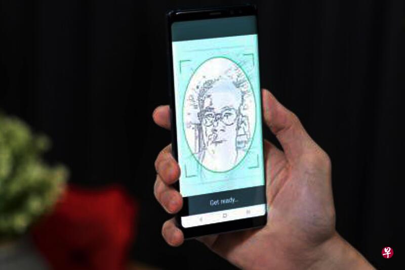 政府早就允许私企利用电子政府密码基础设施确认客户的身份,如今银行和其他大小企业也能利用脸部认证功能。(海峡时报档案照/星展银行提供) 政府早就允许私企利用电子政府密码基础设施确认客户的身份,如今银行和其他大小企业也能利用脸部认证功能。(海峡时报档案照/星展银行提供)