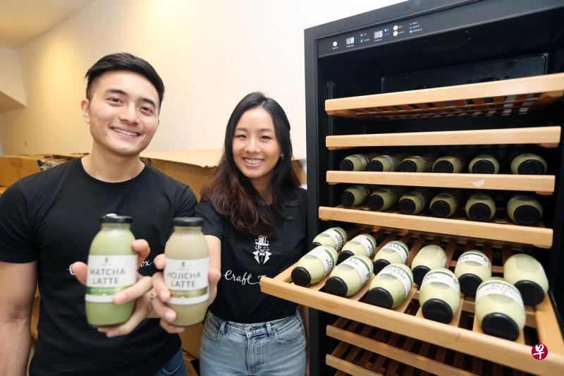 去年5月创立的饮料品牌Craft Tea Fox是准新人张家平和张凯欣首个“爱情结晶”,希望让大众家中也能享用咖啡座等级茶饮。(庄耿闻摄) 去年5月创立的饮料品牌Craft Tea Fox是准新人张家平和张凯欣首个“爱情结晶”,希望让大众家中也能享用咖啡座等级茶饮。(庄耿闻摄)
