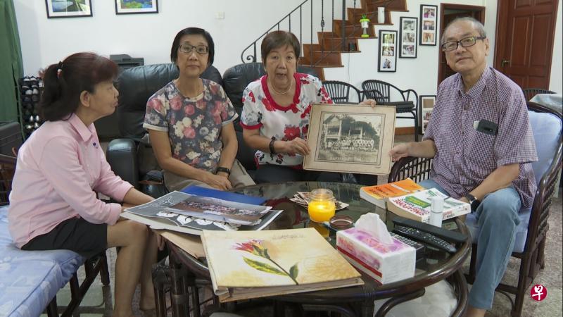 黄金泉的外孙们展示1948年拍摄的家族大合照。（新传媒提供）