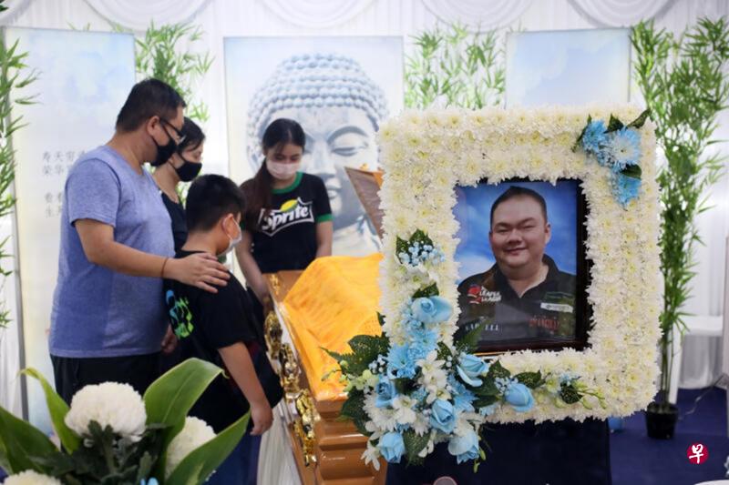陈幸勇的遗孀凯蒂(右一)和哥哥陈维良(左一)瞻仰死者遗容。 陈幸勇的遗孀凯蒂(右一)和哥哥陈维良(左一)瞻仰死者遗容。
