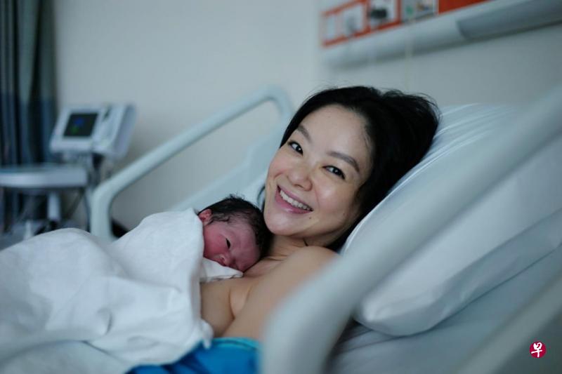 沈琳宸抱着刚出生的女儿，脸上洋溢着幸福。（星艺经纪提供）