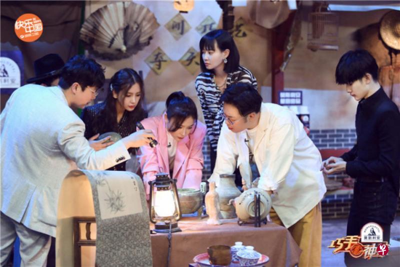 杨颖(左二)和其他艺人神探研究手作艺术品的真伪。(互联网) 杨颖(左二)和其他艺人神探研究手作艺术品的真伪。(互联网)