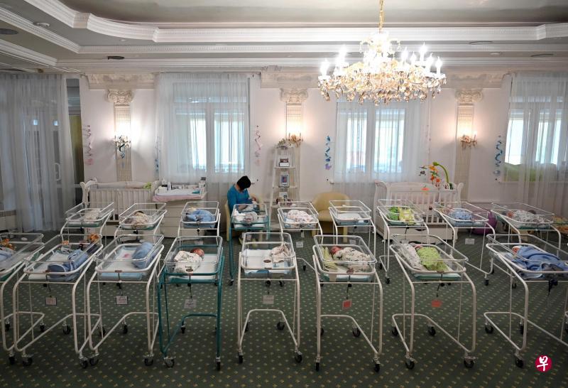 一名乌克兰护士今年5月15日在基辅的威尼斯酒店里照顾代孕母亲生下的新生婴儿。有逾百名这样的宝宝目前滞留乌克兰,等待海外亲生父母来领回家。(法新社) 一名乌克兰护士今年5月15日在基辅的威尼斯酒店里照顾代孕母亲生下的新生婴儿。有逾百名这样的宝宝目前滞留乌克兰,等待海外亲生父母来领回家。(法新社)