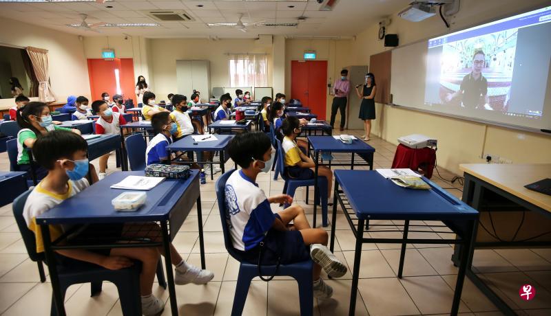 启化小学三年级的学生首次在课堂通过遥控机器人,带他们远程参观古迹。(萧紫薇摄) 启化小学三年级的学生首次在课堂通过遥控机器人,带他们远程参观古迹。(萧紫薇摄)