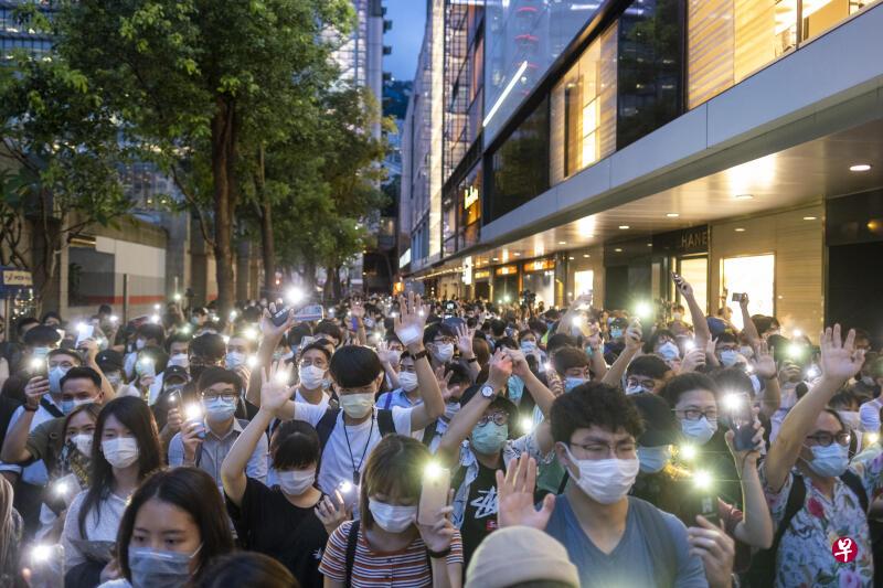 有数千人在6月9日参与“反修例一周年港岛游行”,并在中环集结,以及不断高喊“香港独立唯一出路”、“光复香港、时代革命”等口号。(彭博社) 有数千人在6月9日参与“反修例一周年港岛游行”,并在中环集结,以及不断高喊“香港独立唯一出路”、“光复香港、时代革命”等口号。(彭博社)