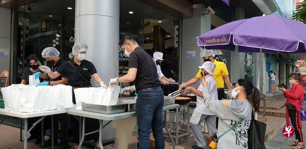 泰国国际航空最近使出“逆境求生术”,利用地段优势,在位于曼谷商业闹区的是龙(Silom)售票办事处前摆起路边摊卖早点“Patong Go”。(图/THAI Catering面簿) 泰国国际航空最近使出“逆境求生术”,利用地段优势,在位于曼谷商业闹区的是龙(Silom)售票办事处前摆起路边摊卖早点“Patong Go”。(图/THAI Catering面簿)