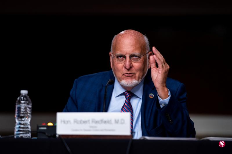 美国疾病控制与预防中心主任雷德菲尔德周三在参议院卫生委员会听证会上说,到了明年4月,应该有大约7亿剂疫苗供使用。(路透社)
美国疾病控制与预防中心主任雷德菲尔德周三在参议院卫生委员会听证会上说,到了明年4月,应该有大约7亿剂疫苗供使用。(路透社)