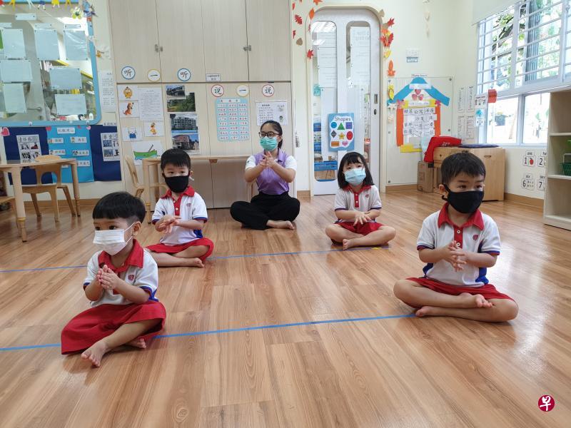 政府将把儿童戴口罩的法定年龄，从两岁及以上调高到六岁及以上。图为Sparkletots学前教育中心孩童在教师带领下，学习防疫措施。（档案照片）