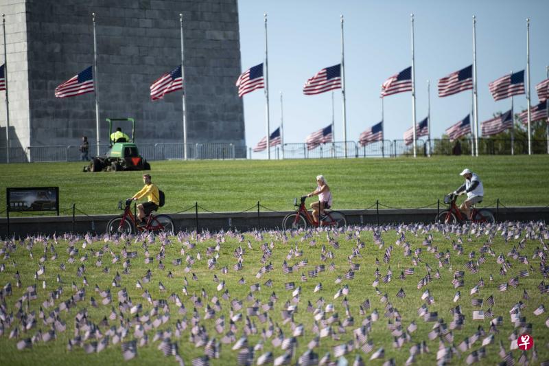 美国累计冠病死亡病例超过20万起,一个民间组织日前在华盛顿国家广场插上两万面美国国旗悼念逝者。(新华社) 美国累计冠病死亡病例超过20万起,一个民间组织日前在华盛顿国家广场插上两万面美国国旗悼念逝者。(新华社)