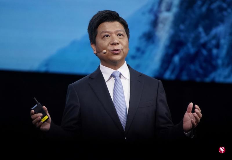 华为轮值董事长郭平用“地主家的余粮”来形容芯片储备,指基站等企业业务储备较为充分,手机芯片储备还在积极寻找办法。(路透社) 华为轮值董事长郭平用“地主家的余粮”来形容芯片储备,指基站等企业业务储备较为充分,手机芯片储备还在积极寻找办法。(路透社)