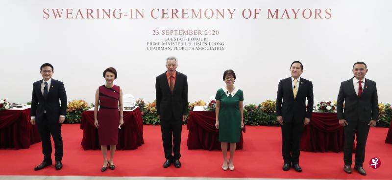 东北区市长朱倍庆(左起)、西南区市长刘燕玲、李显龙总理、中区市长潘丽萍、西北区市长任梓铭和东南区市长阀贺米昨天在市长宣誓就职典礼结束后合影留念。市长任期为三年,直到2023年7月26日。(海峡时报) 东北区市长朱倍庆(左起)、西南区市长刘燕玲、李显龙总理、中区市长潘丽萍、西北区市长任梓铭和东南区市长阀贺米昨天在市长宣誓就职典礼结束后合影留念。市长任期为三年,直到2023年7月26日。(海峡时报)