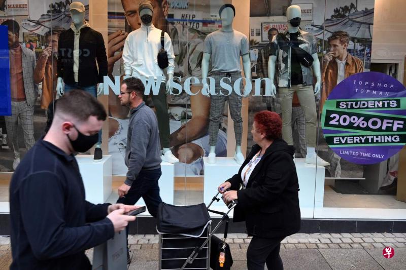 英格兰和威尔士推出一款冠病智能手机应用,允许用户追踪接触者、检查当地风险水平,并对到访酒吧等场所做记录。(法新社) 英格兰和威尔士推出一款冠病智能手机应用,允许用户追踪接触者、检查当地风险水平,并对到访酒吧等场所做记录。(法新社)