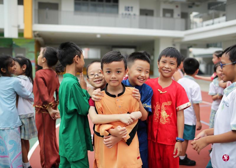 学生学习另一种族的语言,不只是为了在巴刹跟异族摊贩打招呼、做买卖,而是为了提高他们对异族文化习俗的了解。课程明年增加文化元素,是比较积极的做法。(海峡时报档案照) 学生学习另一种族的语言,不只是为了在巴刹跟异族摊贩打招呼、做买卖,而是为了提高他们对异族文化习俗的了解。课程明年增加文化元素,是比较积极的做法。(海峡时报档案照)