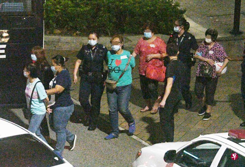 多名阿嫂也因涉案被捕,其中有阿嬷走路缓慢,需女警搀扶。 多名阿嫂也因涉案被捕,其中有阿嬷走路缓慢,需女警搀扶。
