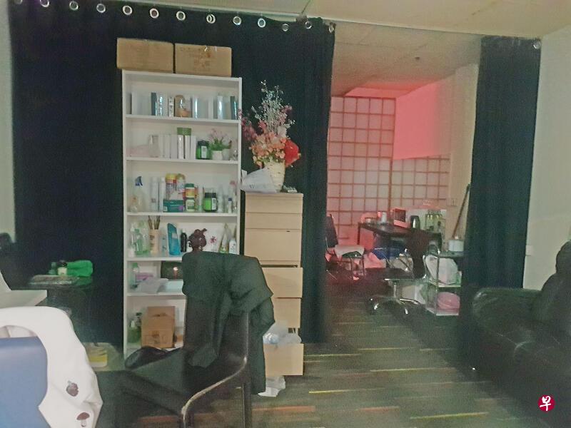 按摩院内灯光昏暗,小隔间还有帘布遮掩。 按摩院内灯光昏暗,小隔间还有帘布遮掩。