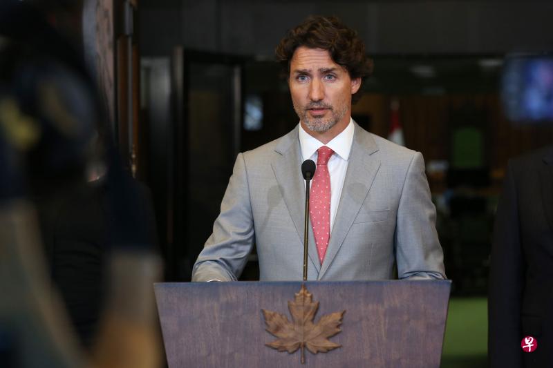 加拿大总理特鲁多在周三晚上罕见的全国演讲中表示,第二波疫情正在四个最大的省份蔓延。(法新社)
加拿大总理特鲁多在周三晚上罕见的全国演讲中表示,第二波疫情正在四个最大的省份蔓延。(法新社)