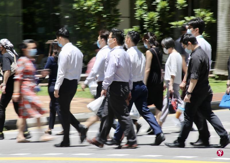 随着政府进一步放宽条例让更多员工回公司办公,中央商业区预计将迎来更多人流。图为昨天午餐时间在直落亚逸的人潮。(邬福梁摄) 随着政府进一步放宽条例让更多员工回公司办公,中央商业区预计将迎来更多人流。图为昨天午餐时间在直落亚逸的人潮。(邬福梁摄)