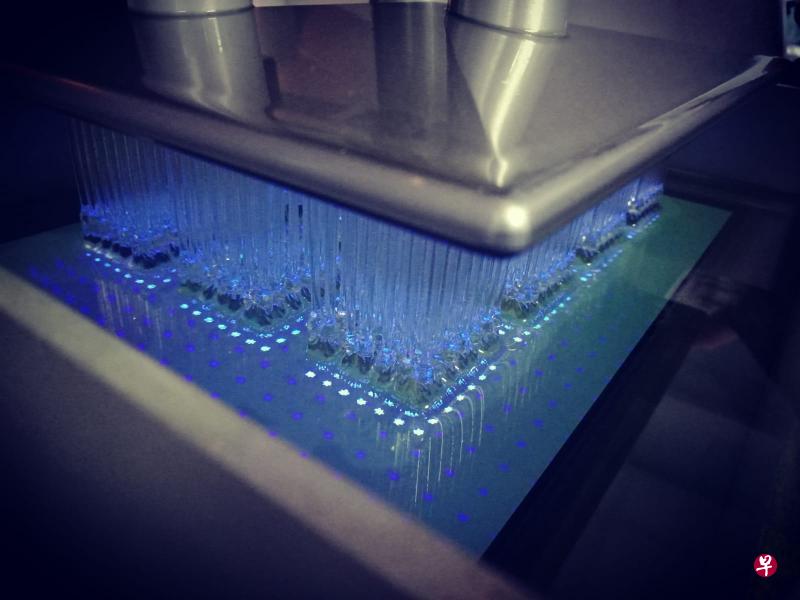 一台3D打印机可以一次生产800至900支鼻咽拭子。 