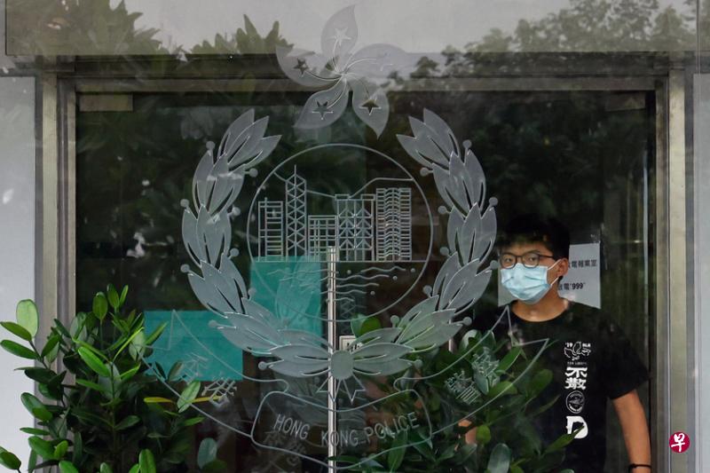 黄之锋昨天录取口供后离开香港中区警署。(中通社) 黄之锋昨天录取口供后离开香港中区警署。(中通社)