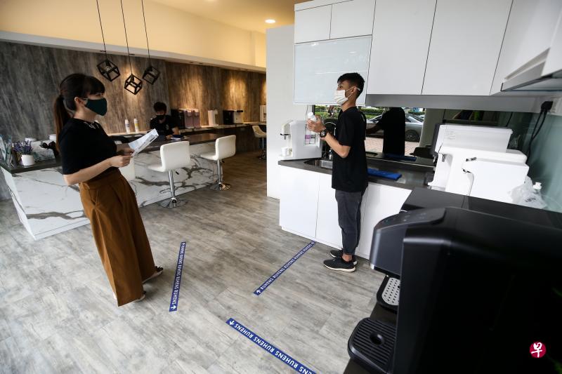 家庭电器公司Ruhens因安全距离条例,目前只能有最多四人在办公室工作,随着政府放宽限制,再加上团队下周搬到更大的办公空间,公司将允许多达10人回到公司工作。(陈渊庄摄) 家庭电器公司Ruhens因安全距离条例,目前只能有最多四人在办公室工作,随着政府放宽限制,再加上团队下周搬到更大的办公空间,公司将允许多达10人回到公司工作。(陈渊庄摄)