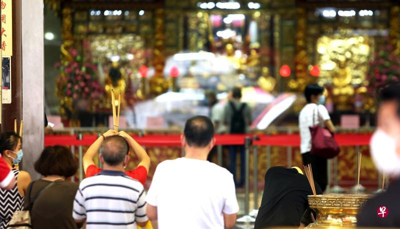 虽然下周六起本地宗教集会人数从50人放宽至百人,四马路观音堂佛祖庙仍会严谨管控人流,不让信徒带水果、食物或鲜花进庙,并暂停求签和跪拜活动。(萧紫薇摄) 虽然下周六起本地宗教集会人数从50人放宽至百人,四马路观音堂佛祖庙仍会严谨管控人流,不让信徒带水果、食物或鲜花进庙,并暂停求签和跪拜活动。(萧紫薇摄)