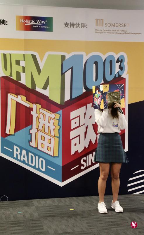 24岁的“小花”陈昱璇获封第三届“广播歌王”,她想保留神秘感,最后拒绝摘下箱子面具。(邬福梁摄) 24岁的“小花”陈昱璇获封第三届“广播歌王”,她想保留神秘感,最后拒绝摘下箱子面具。(邬福梁摄)