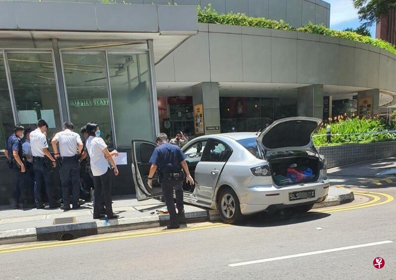 轿车冲向地铁站,司机遭警方包围。(受访者提供) 轿车冲向地铁站,司机遭警方包围。(受访者提供)