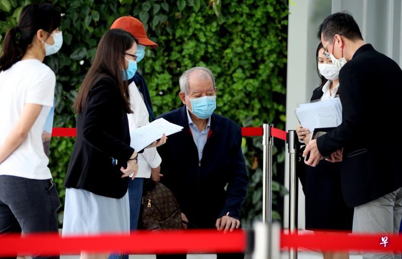 本地“燃油大王”林恩强,因涉伪造公司文件意图欺骗而被控上法院。他周五在两名女子的陪同下出庭受审。(海峡时报) 本地“燃油大王”林恩强,因涉伪造公司文件意图欺骗而被控上法院。他周五在两名女子的陪同下出庭受审。(海峡时报)