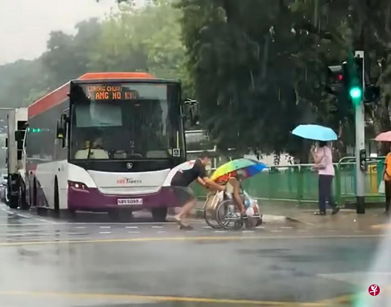 陈家什本月5日下午冒着雨下车协助坐在轮椅的男子过马路,他的善举被人全程拍下,并上载到网上,获许多人赞扬。(取自面簿) 陈家什本月5日下午冒着雨下车协助坐在轮椅的男子过马路,他的善举被人全程拍下,并上载到网上,获许多人赞扬。(取自面簿)