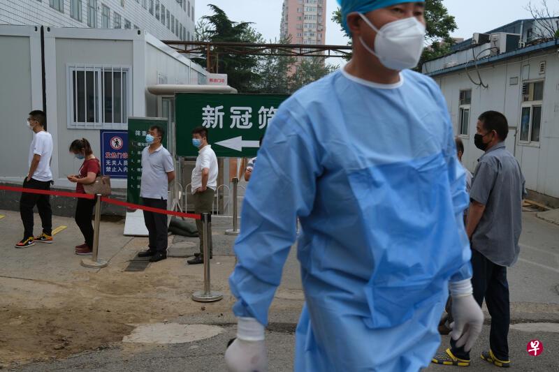 根据应急条例,医疗卫生人员发现发生或可能发生突发公卫共事件线索的,情况紧急时可越级报告。图为北京民众今年6月排队等候进入医院做核酸检测。(路透社) 根据应急条例,医疗卫生人员发现发生或可能发生突发公卫共事件线索的,情况紧急时可越级报告。图为北京民众今年6月排队等候进入医院做核酸检测。(路透社)