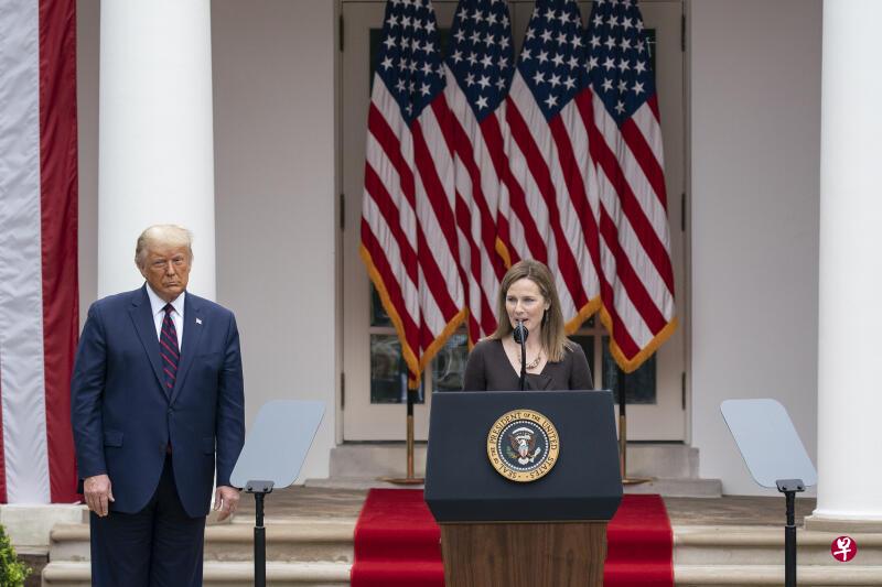 美国总统特朗普昨天在白宫提名艾米·科尼·巴雷特(中)担任最高法院大法官。(彭博社) 美国总统特朗普昨天在白宫提名艾米·科尼·巴雷特(中)担任最高法院大法官。(彭博社)