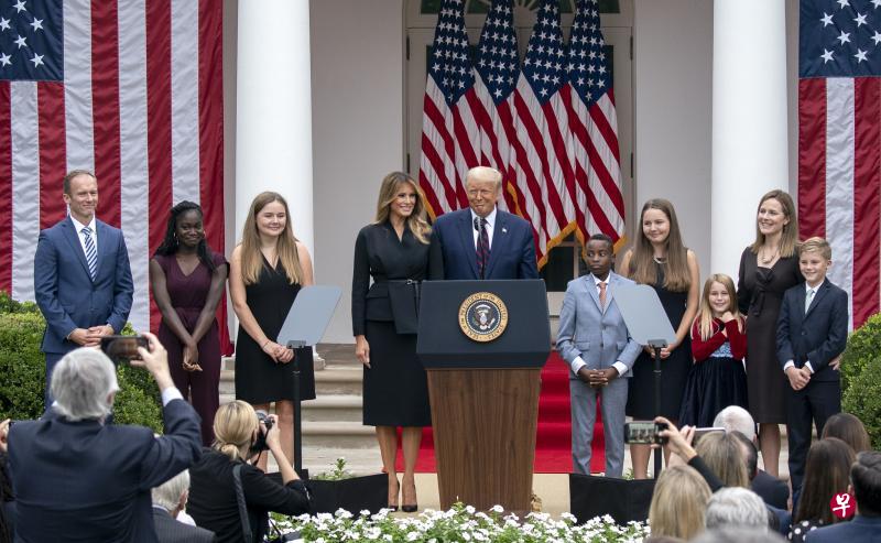 美国总统特朗普与夫人梅拉尼娅(中)周六在白宫玫瑰园举行记者会,宣布提名巴雷特(右二)为联邦最高法院大法官。巴雷特的丈夫杰西(左一)和六名子女也到场支持她。(彭博社) 美国总统特朗普与夫人梅拉尼娅(中)周六在白宫玫瑰园举行记者会,宣布提名巴雷特(右二)为联邦最高法院大法官。巴雷特的丈夫杰西(左一)和六名子女也到场支持她。(彭博社)