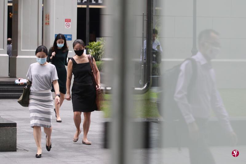 抗疫跨部门工作小组上周三宣布进一步恢复更多社会和商业活动，包括从昨天起放宽对一般工作场所的限制，让更多员工回公司上班。（李健玮摄）
