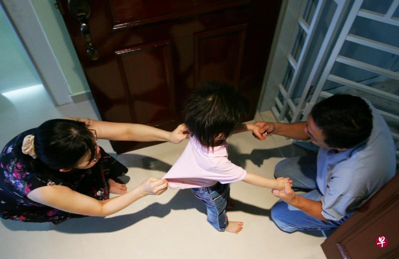 夫妻离婚后为3岁儿子的去处闹上法庭。女方称台湾比较“安全”,因此入禀法院申请解除禁制令,以便要带儿子返回台湾,但遭法院驳回申请。(档案示意图) 夫妻离婚后为3岁儿子的去处闹上法庭。女方称台湾比较“安全”,因此入禀法院申请解除禁制令,以便要带儿子返回台湾,但遭法院驳回申请。(档案示意图)