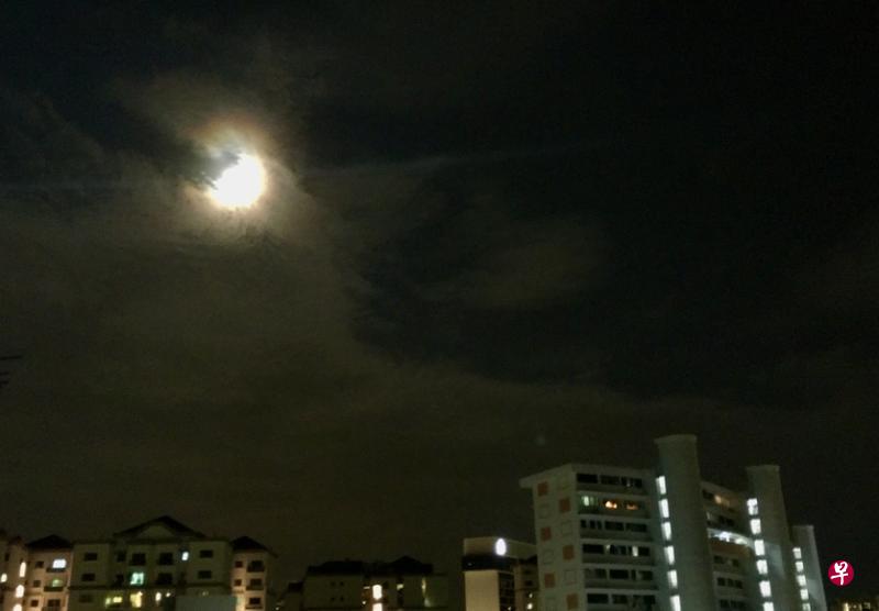 后窗的月亮。(林仁余摄) 后窗的月亮。(林仁余摄)