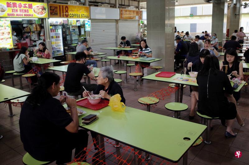 记者昨日午餐时间到厦门街熟食中心观察,受访摊主反映虽然政府开放让更多员工回返工作场所上班,但熟食中心的情况和平时差不多,食客人数和生意额都没有明显增加。(李健玮摄) 记者昨日午餐时间到厦门街熟食中心观察,受访摊主反映虽然政府开放让更多员工回返工作场所上班,但熟食中心的情况和平时差不多,食客人数和生意额都没有明显增加。(李健玮摄)