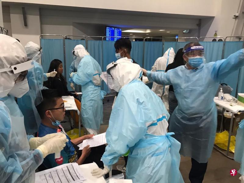 马来西亚政府星期天宣布即日起强制所有从沙巴前往西马者都必须接受冠病检测,导致吉隆坡机场出现拥堵,尤其是离境大厅更是大排长龙。卫生部长阿汉峇峇(右一)和卫生总监诺希山在获悉情况后,周一凌晨2时赶到机场协调排解问题。图为许多入境者在等待接受冠病检测。(取自吉隆坡机场网站) 马来西亚政府星期天宣布即日起强制所有从沙巴前往西马者都必须接受冠病检测,导致吉隆坡机场出现拥堵,尤其是离境大厅更是大排长龙。卫生部长阿汉峇峇(右一)和卫生总监诺希山在获悉情况后,周一凌晨2时赶到机场协调排解问题。图为许多入境者在等待接受冠病检测。(取自吉隆坡机场网站)