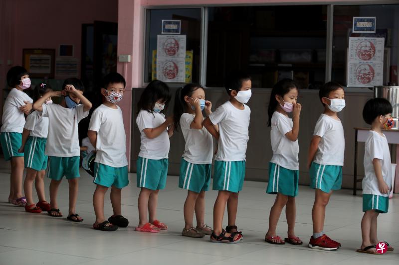 多数本地学前教育中心,包括图中的麦波申城隍托儿中心,继续让幼童在校戴口罩或面罩,维持孩子的防疫习惯。(李健玮摄) 多数本地学前教育中心,包括图中的麦波申城隍托儿中心,继续让幼童在校戴口罩或面罩,维持孩子的防疫习惯。(李健玮摄)