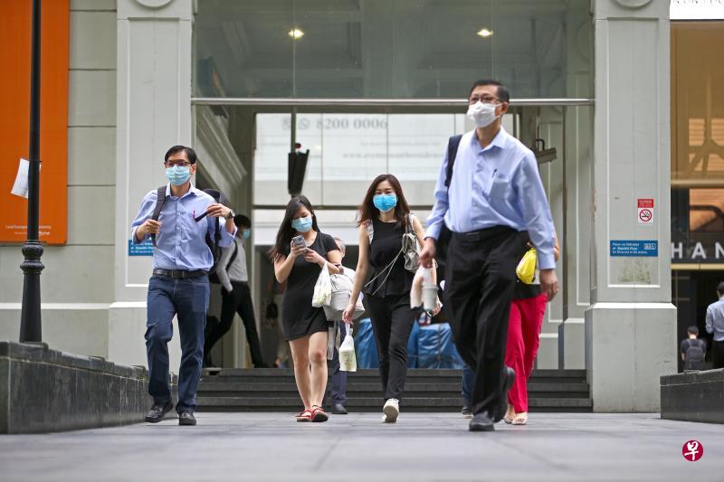 工作场所限制措施昨天起放宽,更多员工可回办公室上班,但昨早莱佛士坊地铁站的人流量没有显著增加。(李健玮摄) 工作场所限制措施昨天起放宽,更多员工可回办公室上班,但昨早莱佛士坊地铁站的人流量没有显著增加。(李健玮摄)