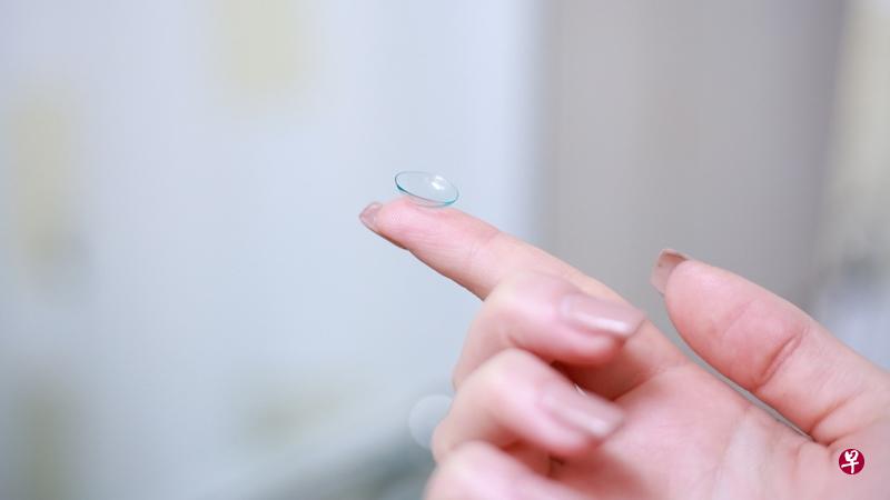 克拉克森配戴隐形眼镜时手上的水中混有寄生虫,导致右眼完全失明。(示意图/Pixabay) 克拉克森配戴隐形眼镜时手上的水中混有寄生虫,导致右眼完全失明。(示意图/Pixabay)