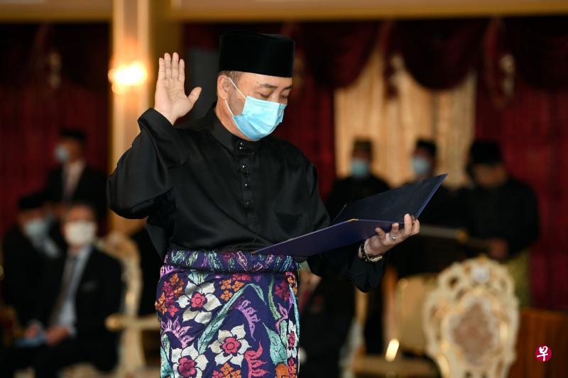 沙巴土团党主席哈芝芝诺周二宣誓就任沙巴首长,沙巴历来竞争最激烈的州选举尘埃落定。(星洲日报) 沙巴土团党主席哈芝芝诺周二宣誓就任沙巴首长,沙巴历来竞争最激烈的州选举尘埃落定。(星洲日报)