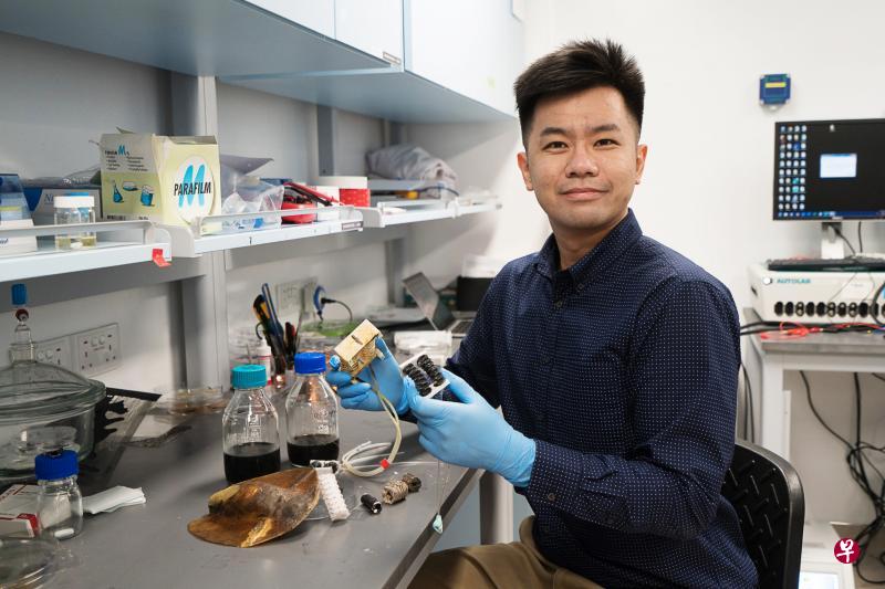 参考传统折纸中的风箱设计,新加坡国立大学化学与生物工程系的陈柏彦助理教授设计的折纸机器人,可以在火场协助救灾。(特约蔡家增摄) 参考传统折纸中的风箱设计,新加坡国立大学化学与生物工程系的陈柏彦助理教授设计的折纸机器人,可以在火场协助救灾。(特约蔡家增摄)