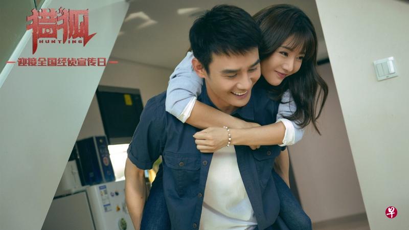 王凯(前)努力拦阻偏离正道的女友邓家佳。(互联网) 王凯(前)努力拦阻偏离正道的女友邓家佳。(互联网)