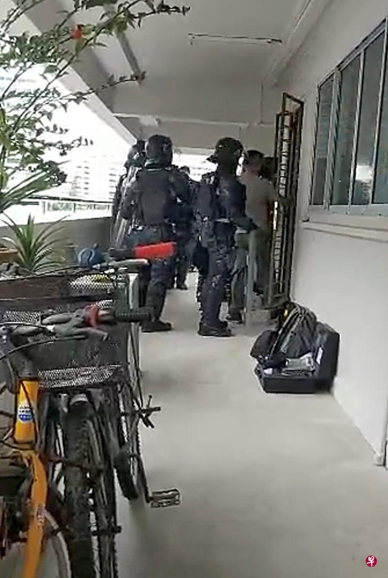 镇暴部队到场待命。(受访者提供) 镇暴部队到场待命。(受访者提供)