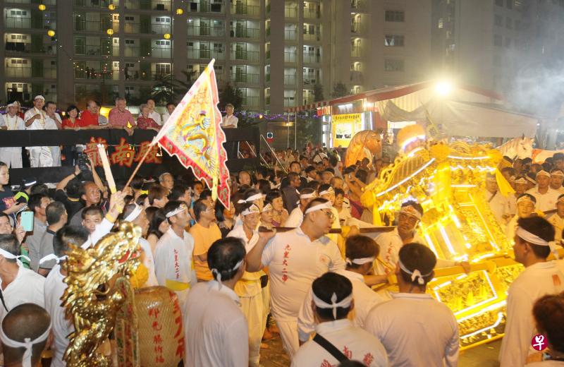 本月的九皇爷诞期间,本地16所九皇爷庙任何时候最多能让100名信徒入场参与祭祀活动,今年不会举行公开的海边迎驾和送驾游行。(档案照片) 本月的九皇爷诞期间,本地16所九皇爷庙任何时候最多能让100名信徒入场参与祭祀活动,今年不会举行公开的海边迎驾和送驾游行。(档案照片)