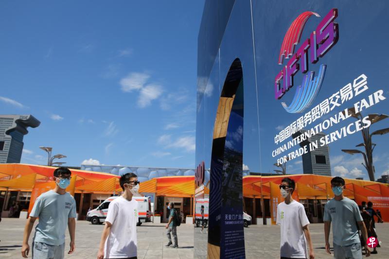 9月9日,观众在位于北京奥林匹克公园中轴景观大道的服贸会专题展区参观。当日,2020年中国国际服务贸易交易会在北京落下帷幕。(新华社) 9月9日,观众在位于北京奥林匹克公园中轴景观大道的服贸会专题展区参观。当日,2020年中国国际服务贸易交易会在北京落下帷幕。(新华社)
