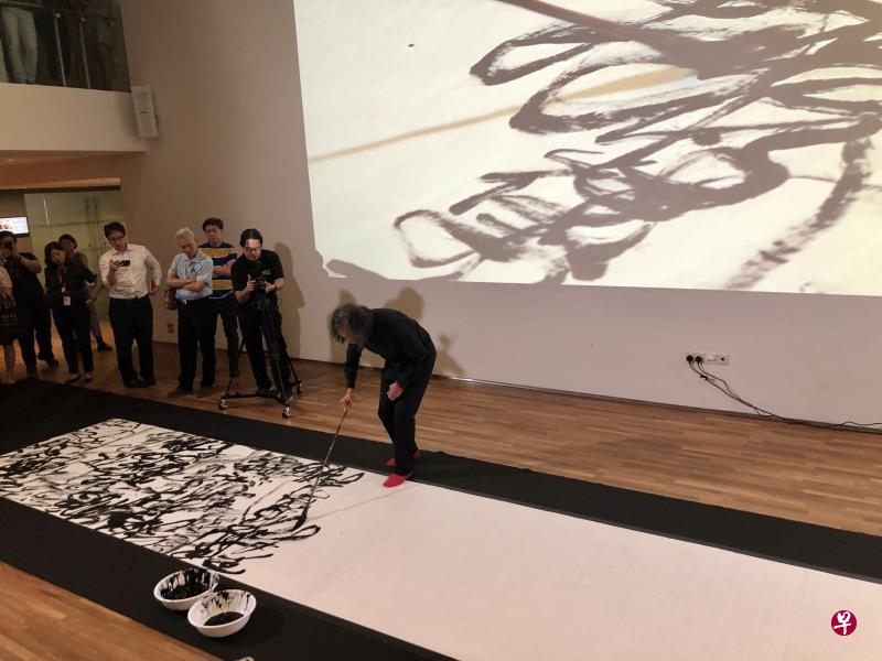 王冬龄2019年8月在新加坡国家美术馆现场示范挥毫乱书,吸引数百名观众围观。(画廊提供) 王冬龄2019年8月在新加坡国家美术馆现场示范挥毫乱书,吸引数百名观众围观。(画廊提供)