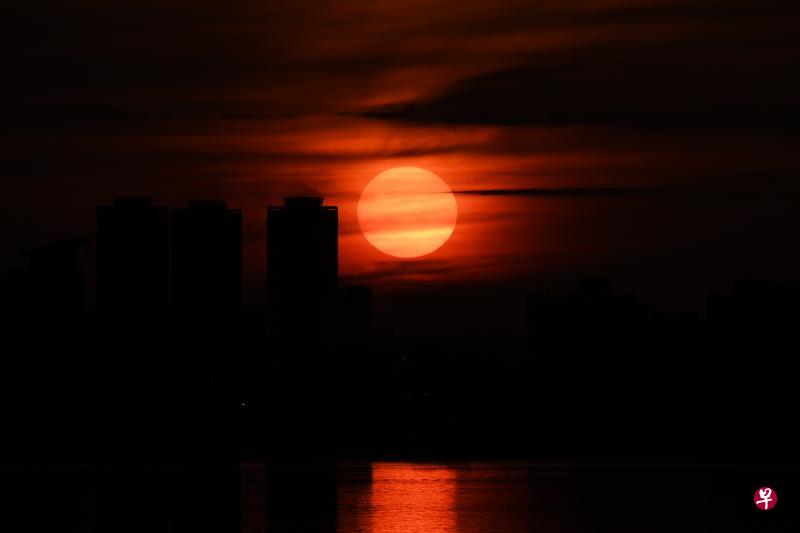 从双溪布洛湿地保护区观赏到的日出美景。 从双溪布洛湿地保护区观赏到的日出美景。