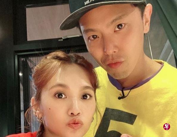 杨丞琳今年曾上黄鸿升的综艺节目《综艺玩很大》和他大玩特玩。(面簿) 杨丞琳今年曾上黄鸿升的综艺节目《综艺玩很大》和他大玩特玩。(面簿)