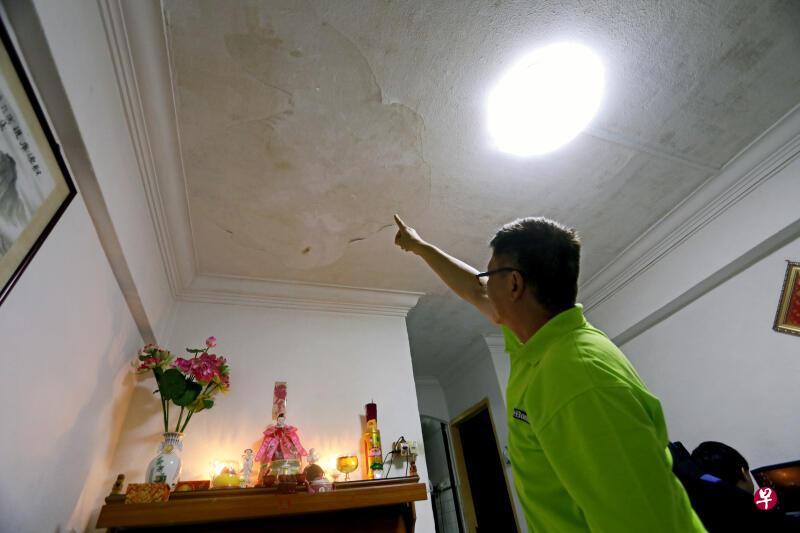 陈先生住家多处天花板漏水， 三年来带给他和家人不少困扰。 （严宣融摄）